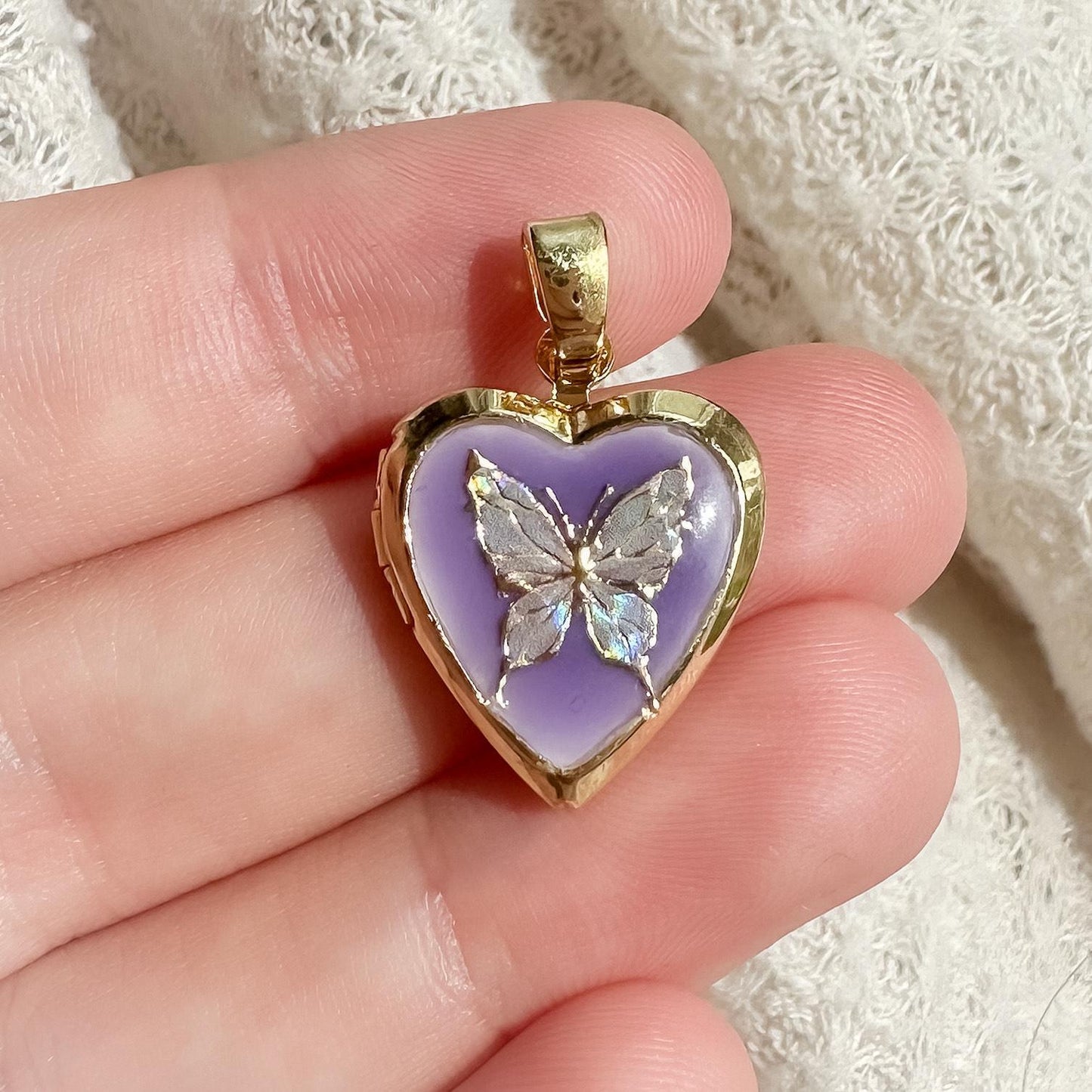 Colgante con dije de barra de aceite por goteo de mariposa y corazón de latón chapado en oro de 18 quilates vintage