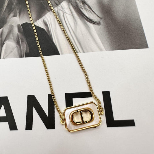 Collana da donna a conchiglia quadrata minimalista con lettere CD, in acciaio inossidabile placcato, con pendente dal design irregolare