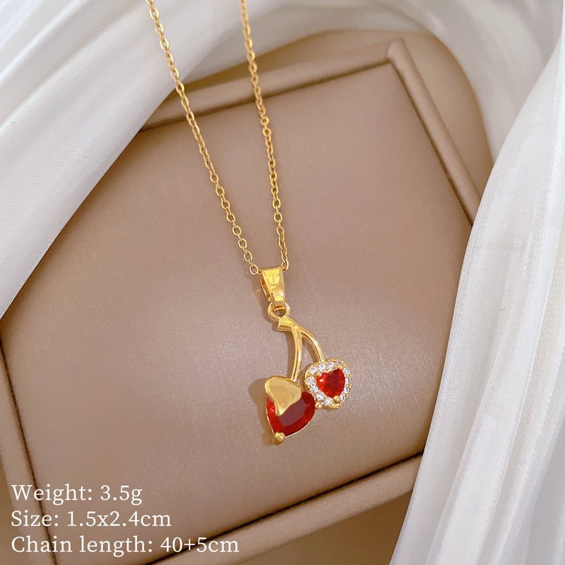 Collar de acero de titanio con forma de corazón de cereza de dibujos animados con incrustaciones de diamantes de imitación para mujeres y hombres, delicada cadena para clavícula