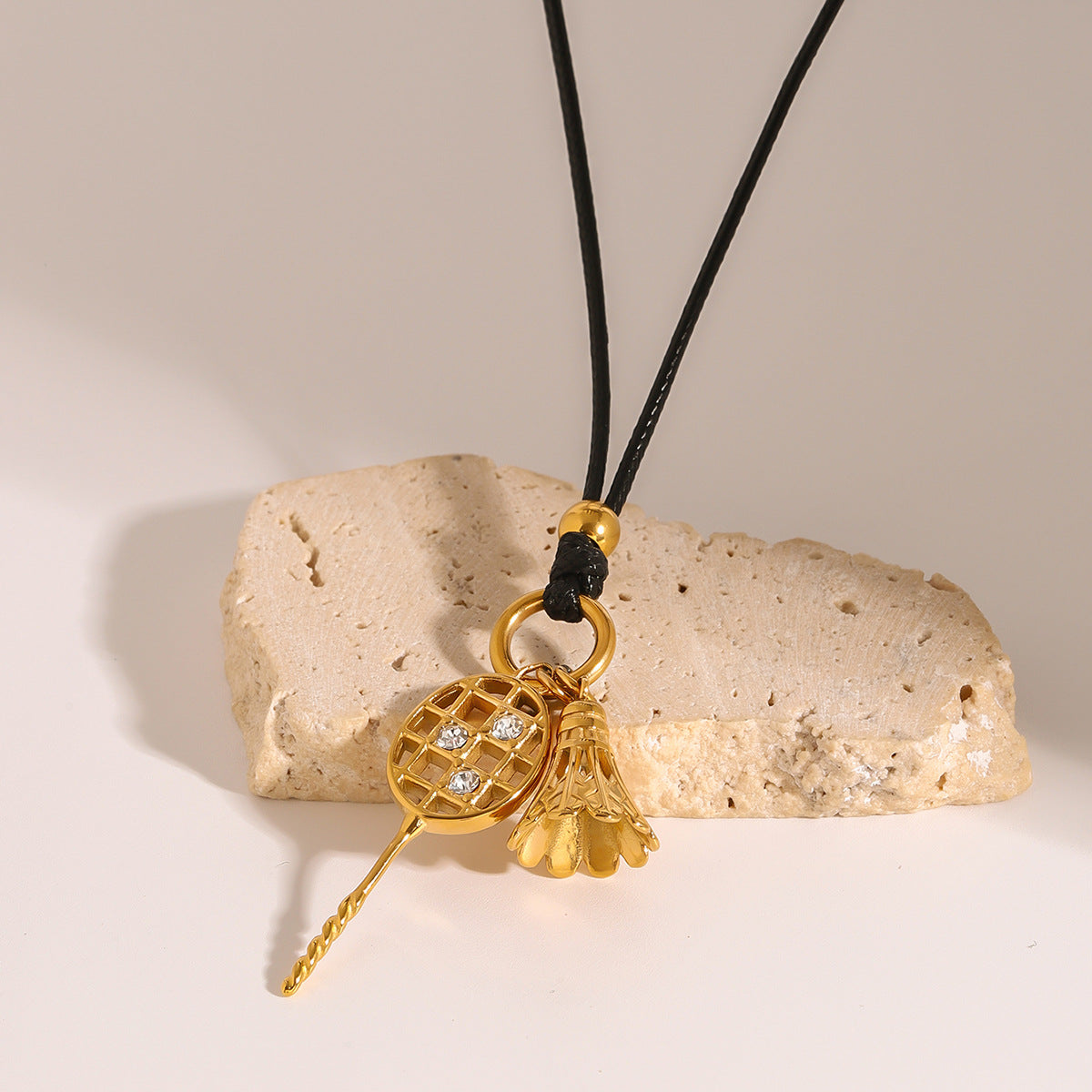 Collana con pendente geometrico minimalista da donna in acciaio inossidabile con ciondolo in acciaio al titanio e finitura galvanizzata