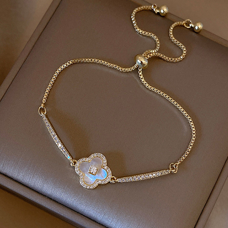 Bracciale da donna elegante placcato oro con zirconi e foglie di abalone, accessorio di lusso minimalista