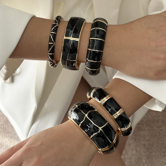 Brazalete de aleación chapado en oro con goteo geométrico