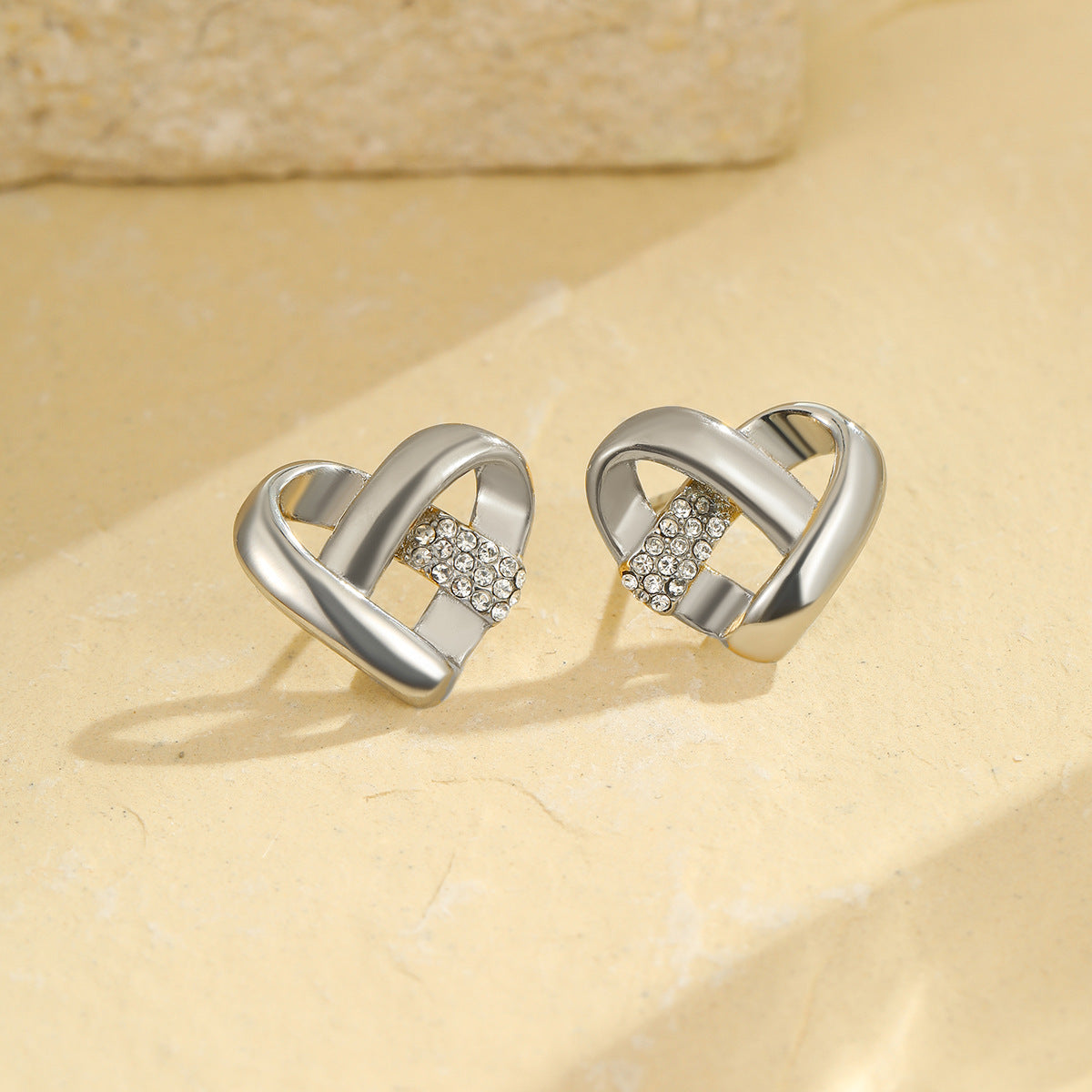 Pendientes de botón minimalistas de acero inoxidable con forma de corazón y incrustaciones de diamantes de imitación para mujer