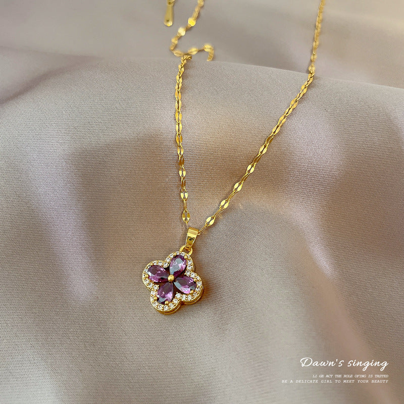 Collana con ciondolo a quadrifoglio minimalista in acciaio al titanio con ametista micropavé e strass da donna