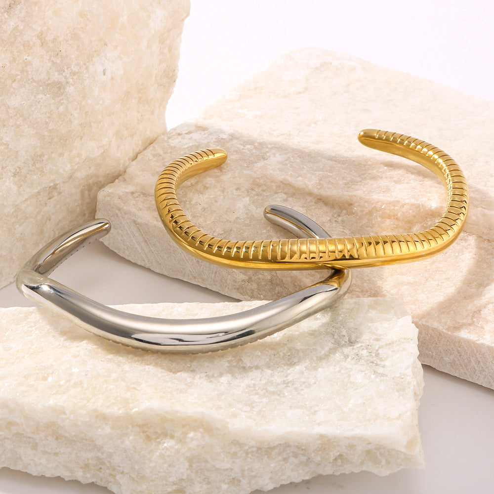 Geometric C-Shaped Irregular Titanium Steel Bracelet for Women with Snake Print Pattern and 18K Vacuum Plating Finish