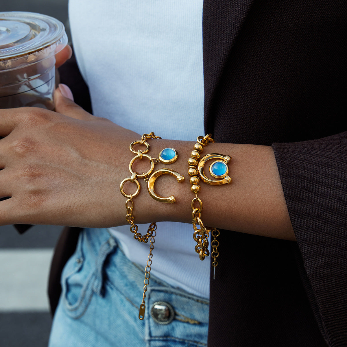 Bracciale Minimalista a Ferro di Cavallo in Acciaio al Titanio con Intarsio in Resina Blu da Donna