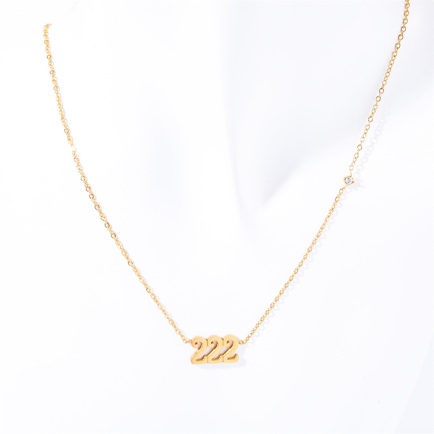 Collana con ciondolo numero angelo in acciaio inossidabile di lusso con accenti di strass, catena a medaglione personalizzabile a tre cifre per donna