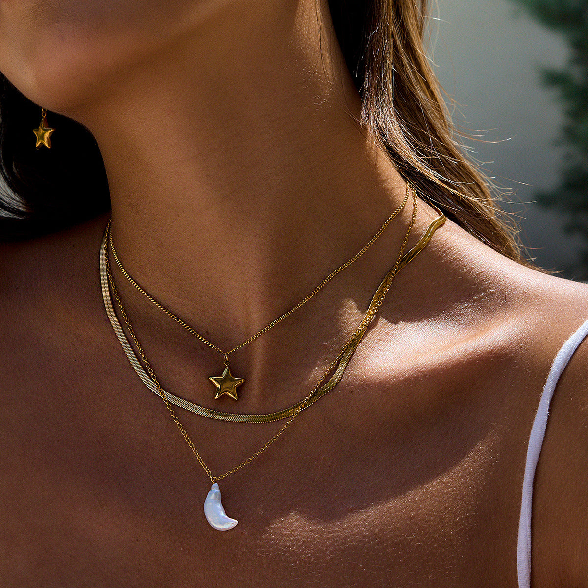 Elegante set collana a strati luna e stella in acciaio al titanio con orecchini a perno in acciaio inossidabile da donna