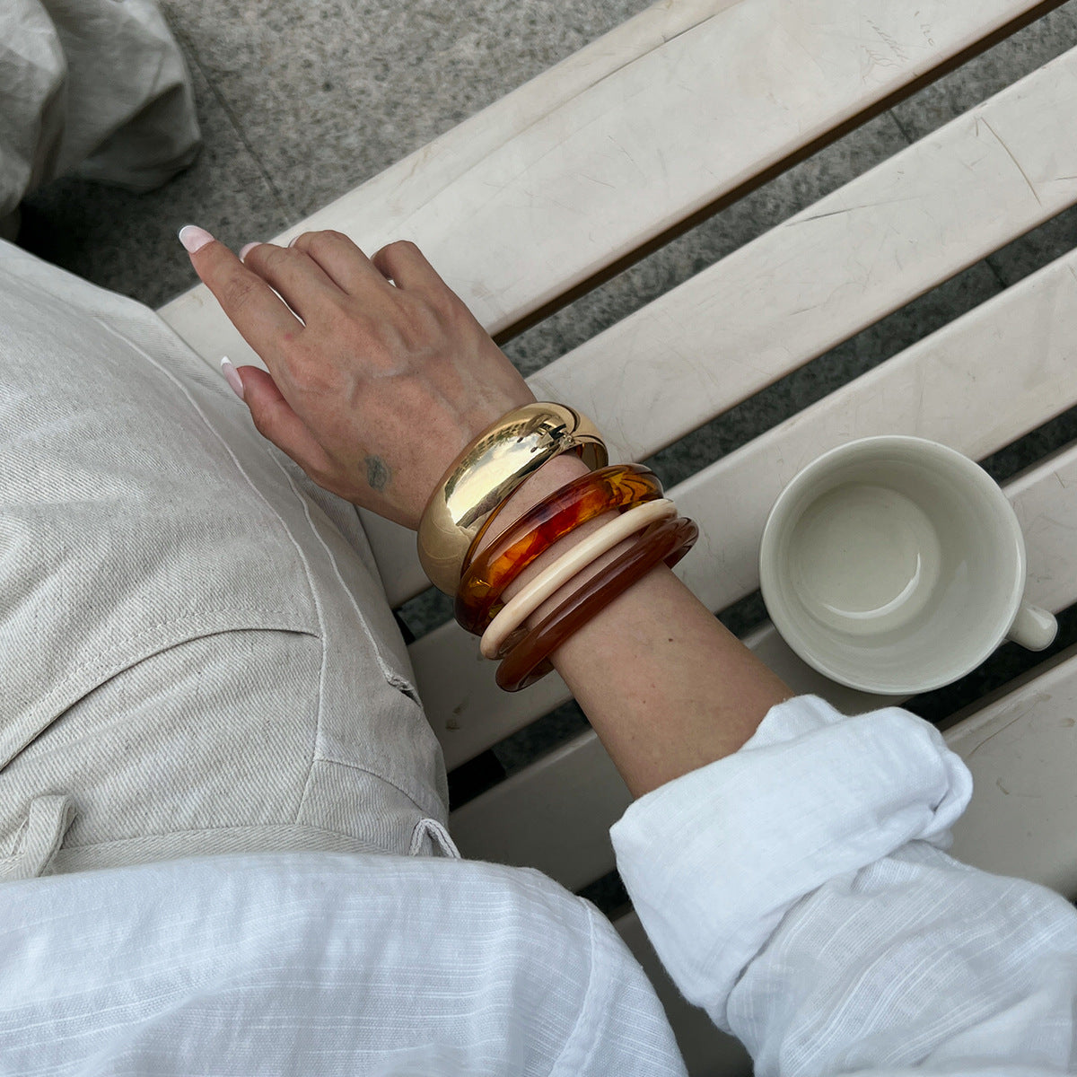 Bracciale a Polsino Geometrcio in Resina alla Moda da Donna con Effetto Ombré Irregolare e Finitura Placcata