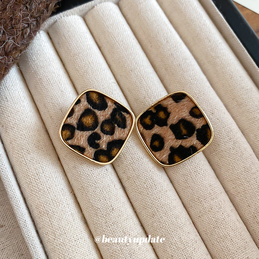 Pendientes de tuerca retro geométricos con diseño de estampado de leopardo con textura de terciopelo para mujer, aleación galvanizada, accesorio de moda minimalista de lujo