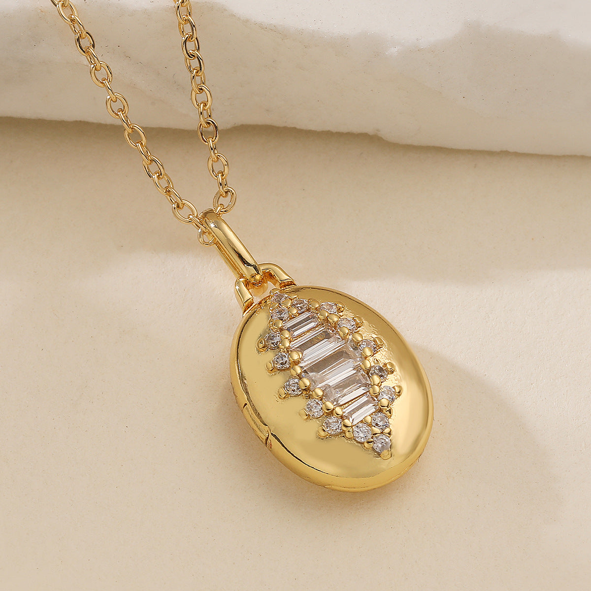 Vintage Minimalist Heart Geometric Brass Gold Plated Cubic Zirconia Photo Locket Pendant Necklace