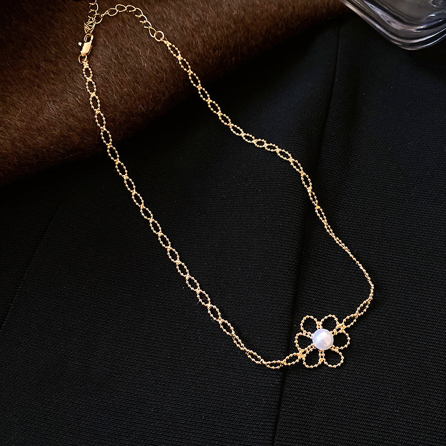 Conjunto de collar y pulsera minimalistas de perlas florales huecas para mujer con acabado chapado
