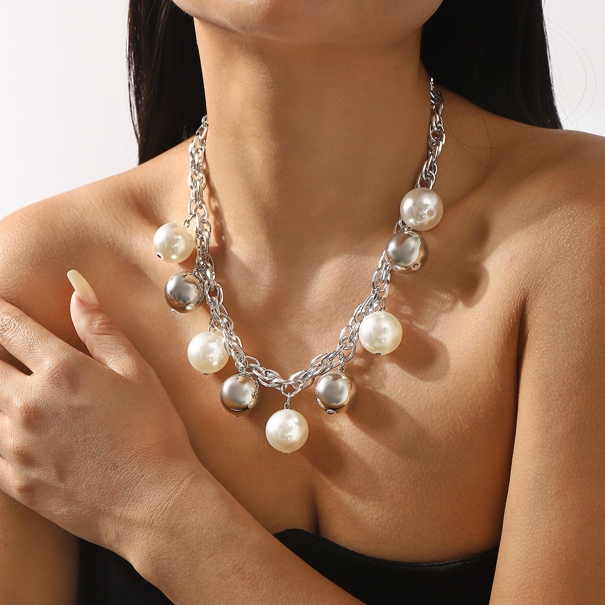 Collar con colgante geométrico minimalista de aleación con detalles de perlas de imitación y cadena cubana chapada en oro para mujer