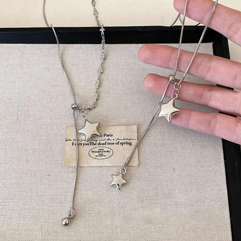 Collana con ciondolo a stella asimmetrica minimalista in rame placcato per donna, catena leggera per maglione con estetica di lusso
