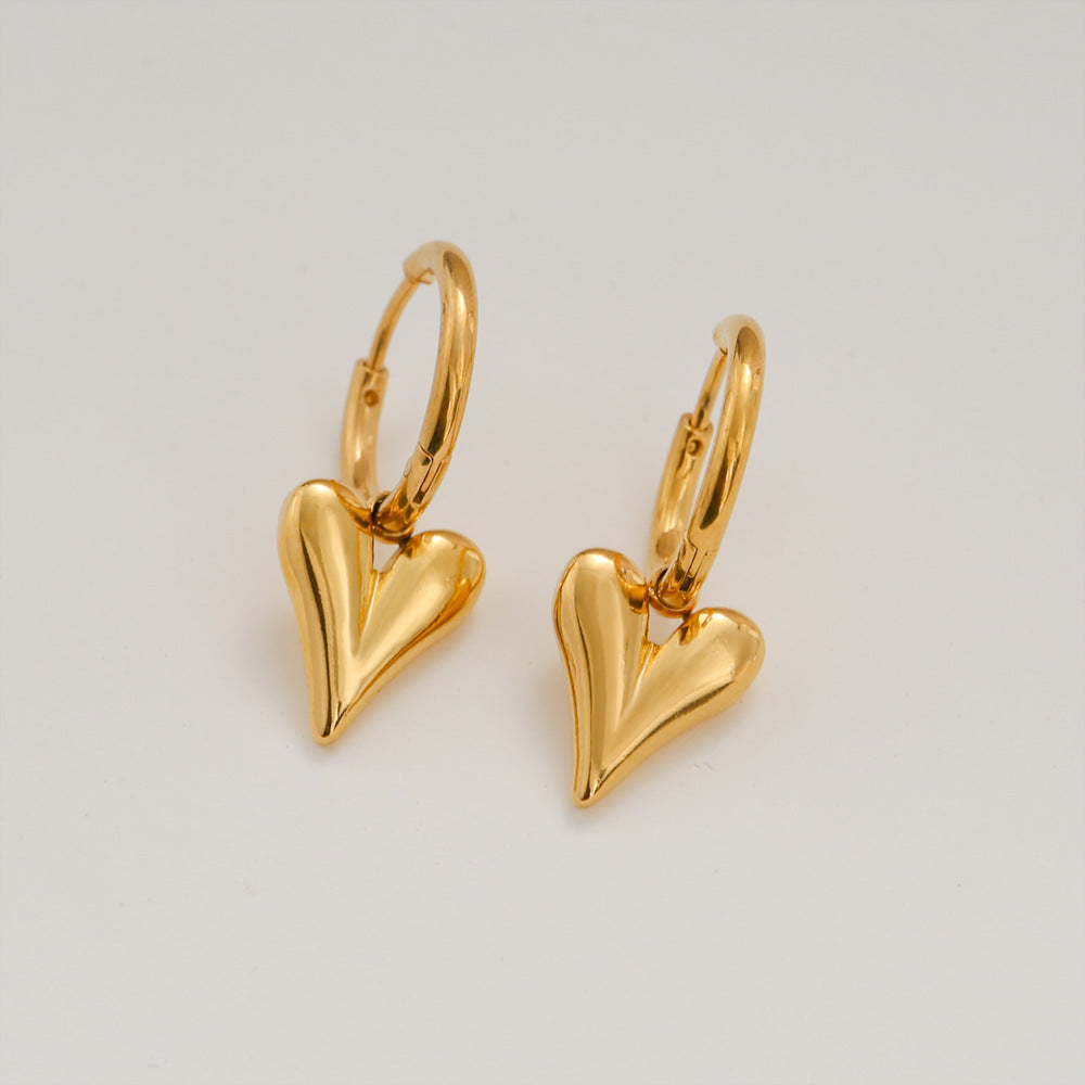Pendientes minimalistas de corazón de acero inoxidable y titanio de contraste con baño de oro, acabado pulido, accesorio de moda versátil para mujer