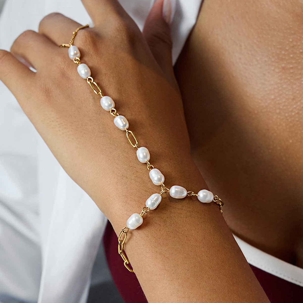 Bracciale ad anello da donna in acciaio inossidabile placcato con design geometrico minimalista e perla d'acqua dolce