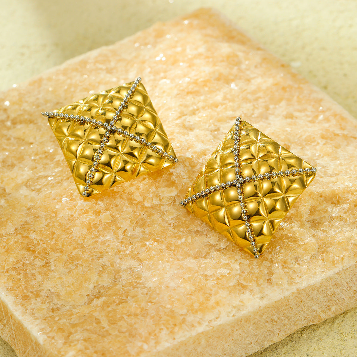 Pendientes de botón cuadrados a cuadros de acero inoxidable con circonitas engastadas para mujer, con chapado en oro y atractivo minimalista de lujo