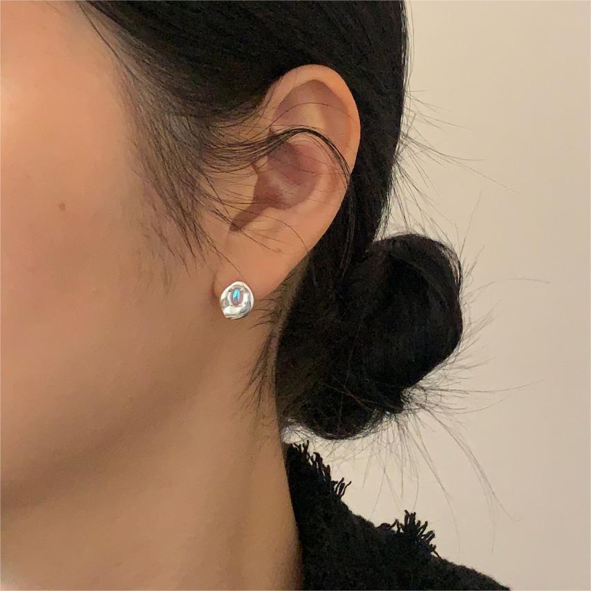 Orecchini a perno minimalisti a forma di lettera in argento sterling 925 con intarsio in strass AB, perno anallergico in argento