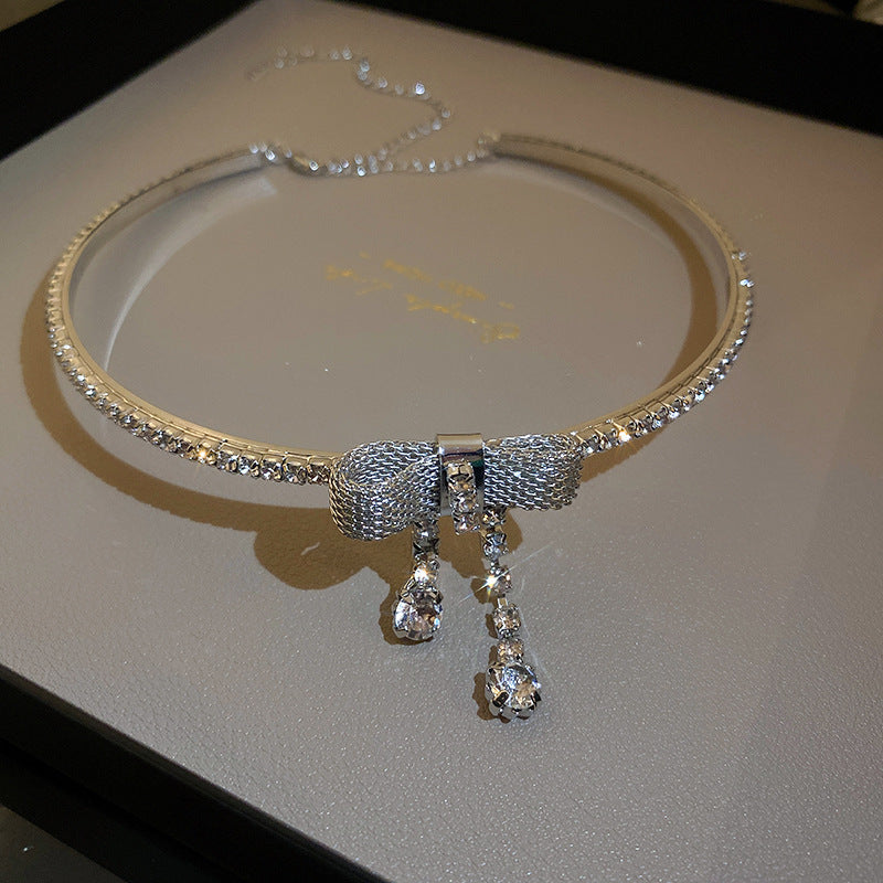 Collana con pendente a cuore a goccia in stile lusso con intarsio in strass in acciaio al titanio su catena in rame da donna