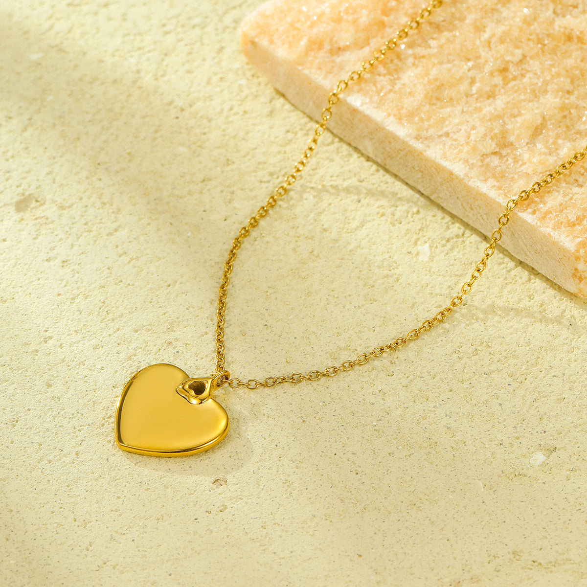 Elegante collar con colgante de acero inoxidable chapado en forma de corazón para mujer