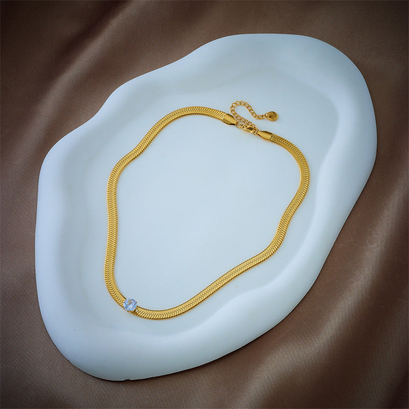 Collana Minimalista Geometrica in Acciaio al Titanio con Intarsio di Strass e Finitura Placcata su Catena Snake da Donna