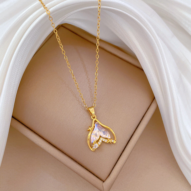 Elegante collana a pendente con coda di pesce geometrica da donna con intarsio in strass su catena in acciaio al titanio