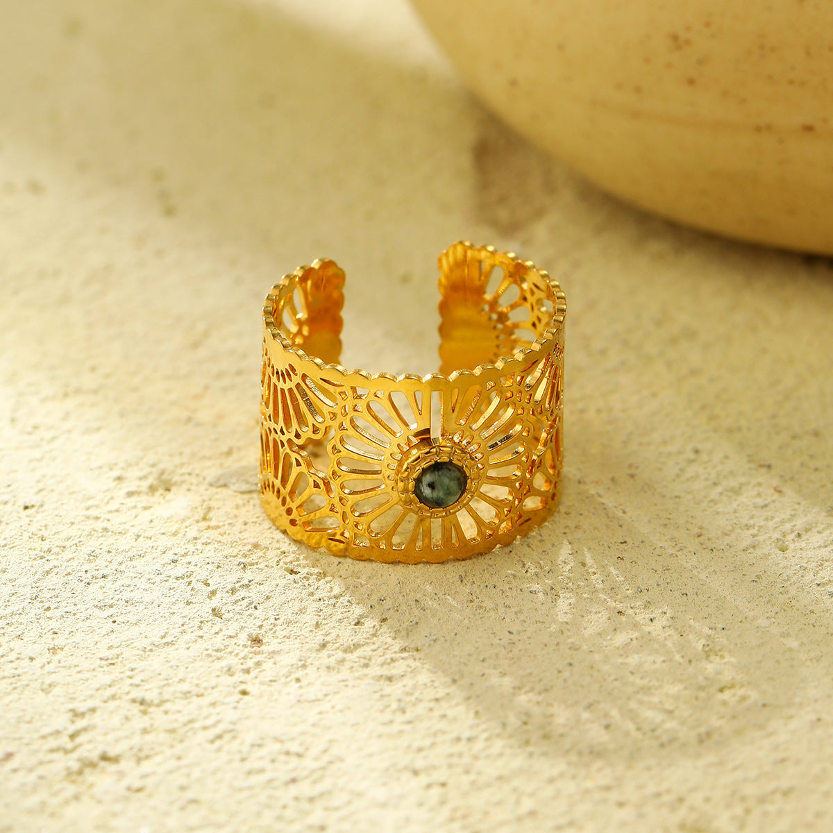 Anillo hueco minimalista geométrico de acero de titanio con incrustaciones de piedra natural y baño de oro de 18 quilates para mujer