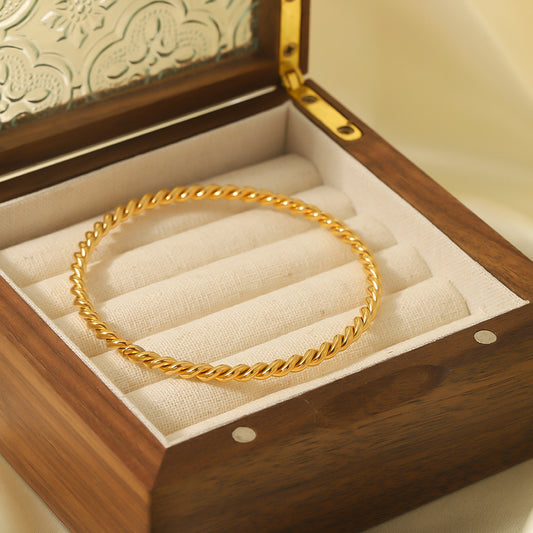Pulsera Minimalista Clásica de Acero Inoxidable con Diseño de Cuerda Retorcida para Mujer con Chapado en Oro de 18K, Hipoalergénica y Resistente a la Decoloración
