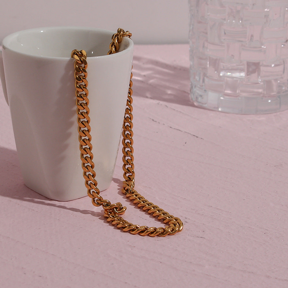Collana da donna alla moda vintage a clavicola con ciondolo geometrico in acciaio inossidabile e catena cubana placcata oro 18 carati