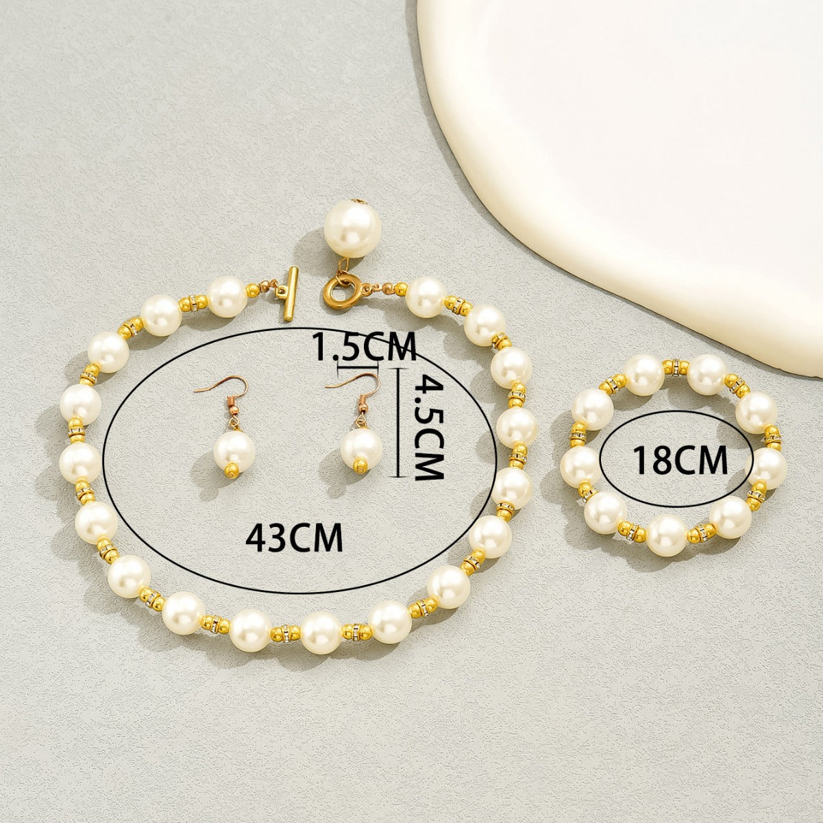 Elegante Conjunto de Joyería de Perlas y Nácar para Mujer — Collar con Colgante Redondo y Ovalado, Cadena de Perlas, Pendientes y Pulsera a Juego, Accesorio de Moda Minimalista