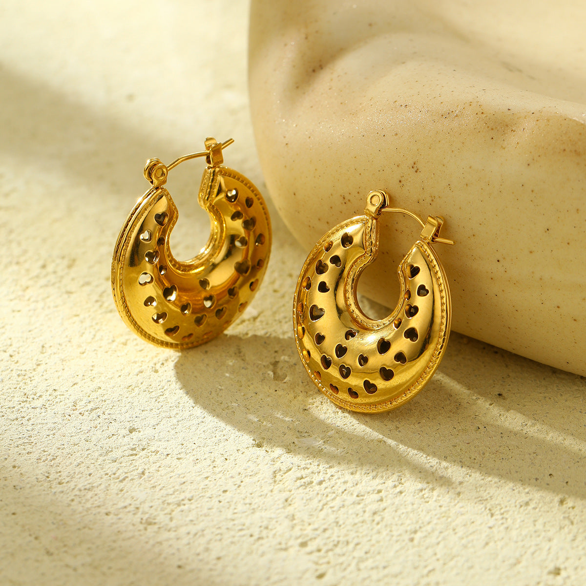 Pendientes de acero de titanio con forma de corazón hueco de estilo vintage para mujer con acabado chapado y diseño en forma de C