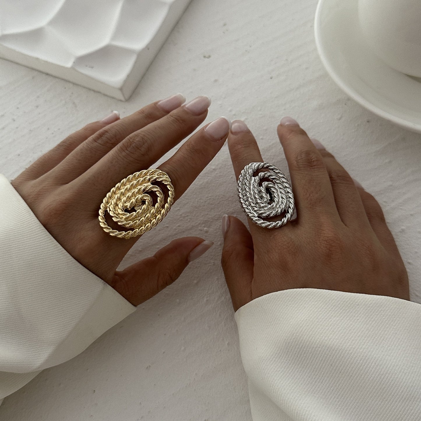 Elegant Geometric Oval Alloy Ring with Wavy Acrylic Pearl Design