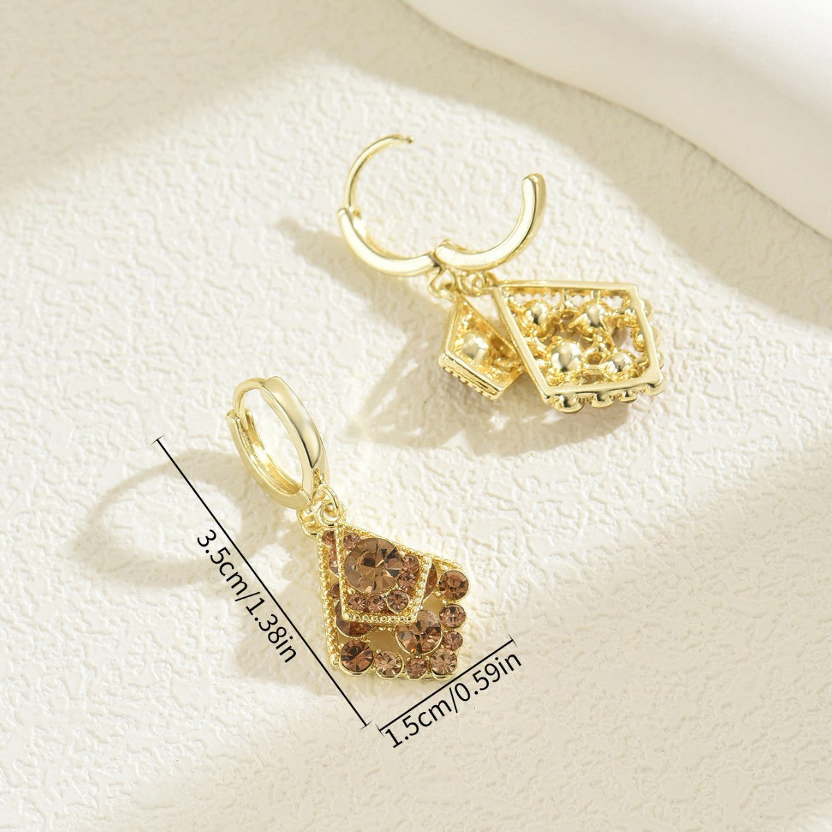 Orecchini minimalistici a rombo in lega di zinco con intarsio di strass e perni in acciaio inossidabile da donna