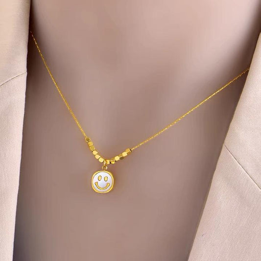 Collana con Pendente a Conchiglia Geometrica Minimalista Artistica per Donna in Acciaio al Titanio con Finitura Placcata, Catenina Regolabile per Clavicole