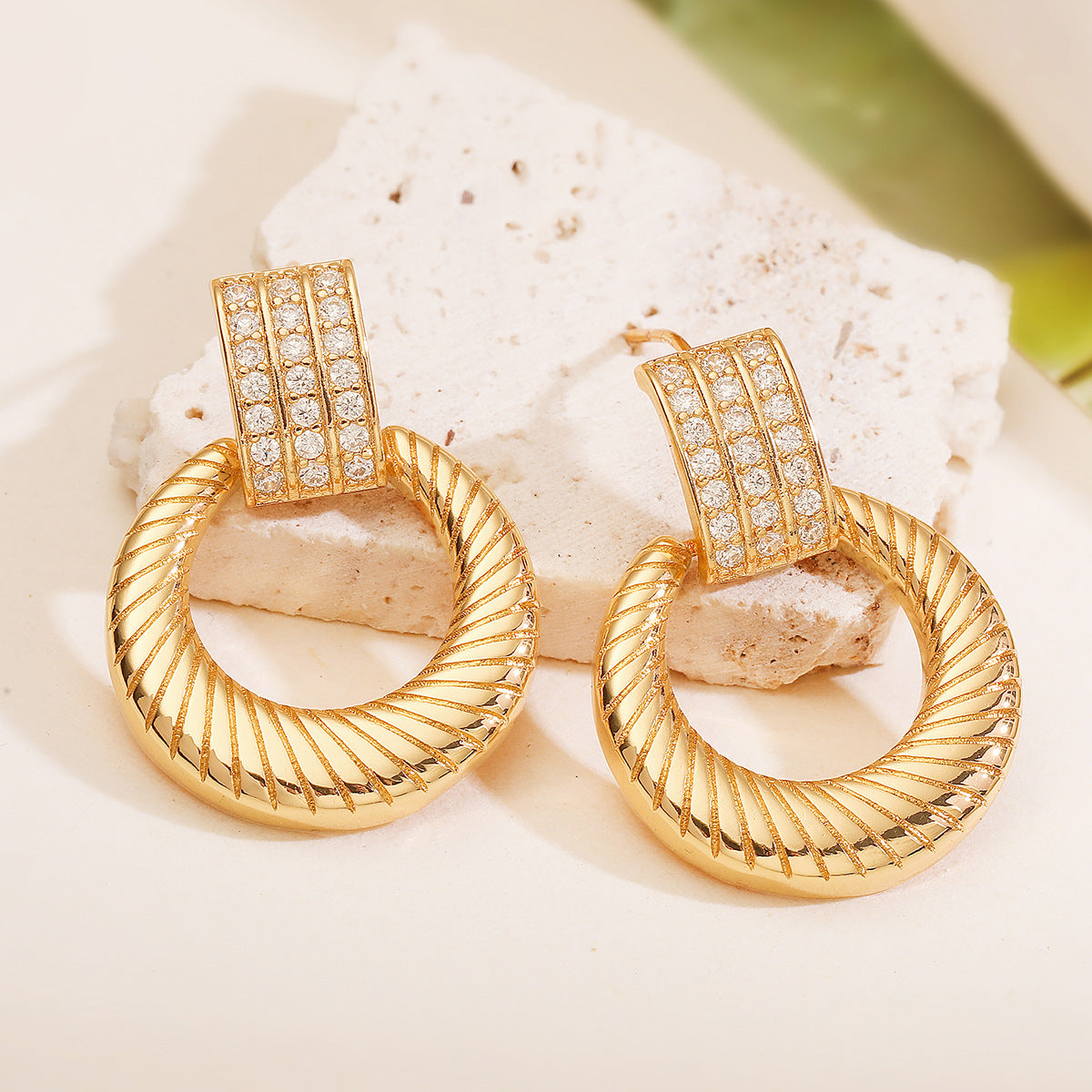 Pendientes redondos geométricos de cobre estilo vintage con baño de oro de 18 quilates e incrustaciones de circonitas para mujer