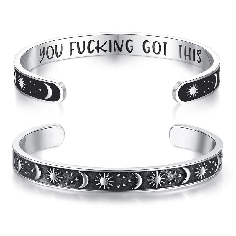 Pulsera Minimalista de Acero Inoxidable Grabada con Láser, con Diseño C, Motivo de Sol, Luna y Estrellas y Texto Inspirador en Inglés