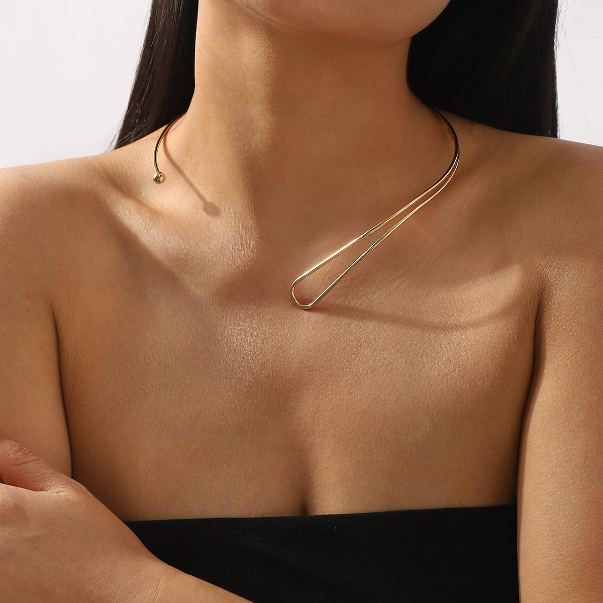 Collana Girocollo Minimalista Geometrica a C in Metallo da Donna con Design a Linee Pulite