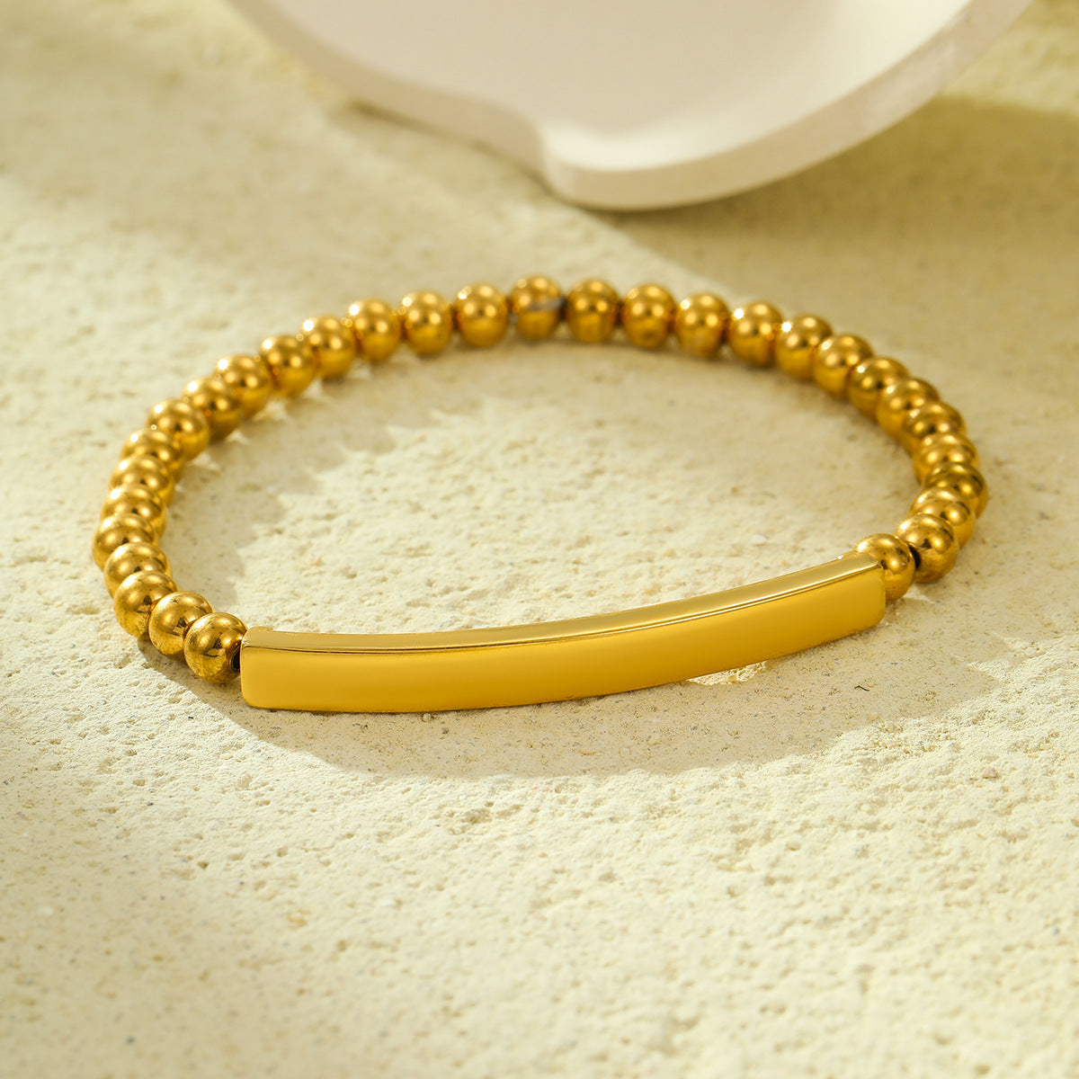 Pulsera minimalista de acero inoxidable de moda con cuentas redondas bañadas en oro de 18 quilates y dije personalizable de acero de titanio para mujer