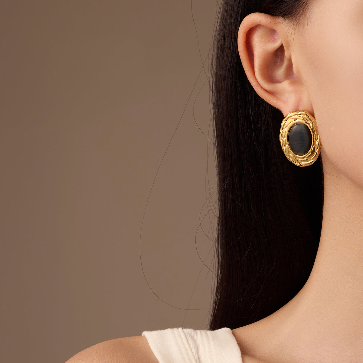 Elegantes pendientes de tuerca de acero titanio con textura ovalada, estilo lujo francés, piedra natural de ojo de gato para mujer