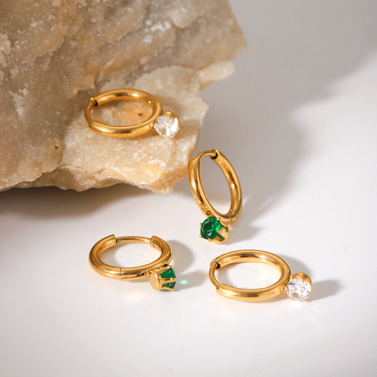 Orecchini a Cerchio Geometrici Minimalisti in Acciaio Inossidabile con Placcatura in Oro 18K e Zirconia Cubica da Donna