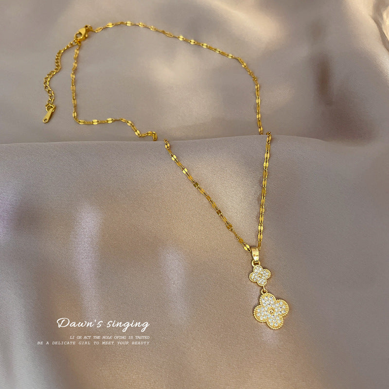 Collana con Pendente a Quadrifoglio Minimalista da Donna in Acciaio al Titanio con Strass Micro-Pavé su Delicata Catenina alla Clavicole