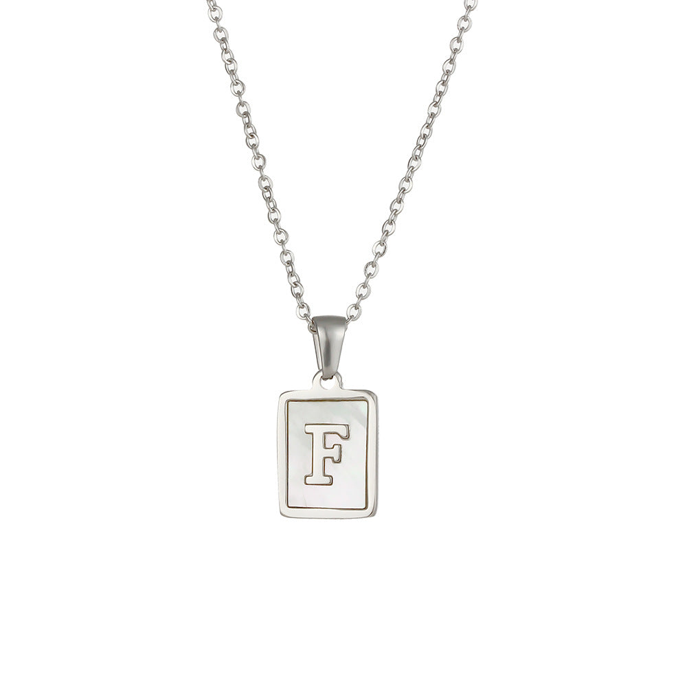 Collana con Ciondolo a Lettera Minimalista in Acciaio al Titanio per Donna con Finitura Galvanizzata e Intarsio in Madreperla Bianca Naturale