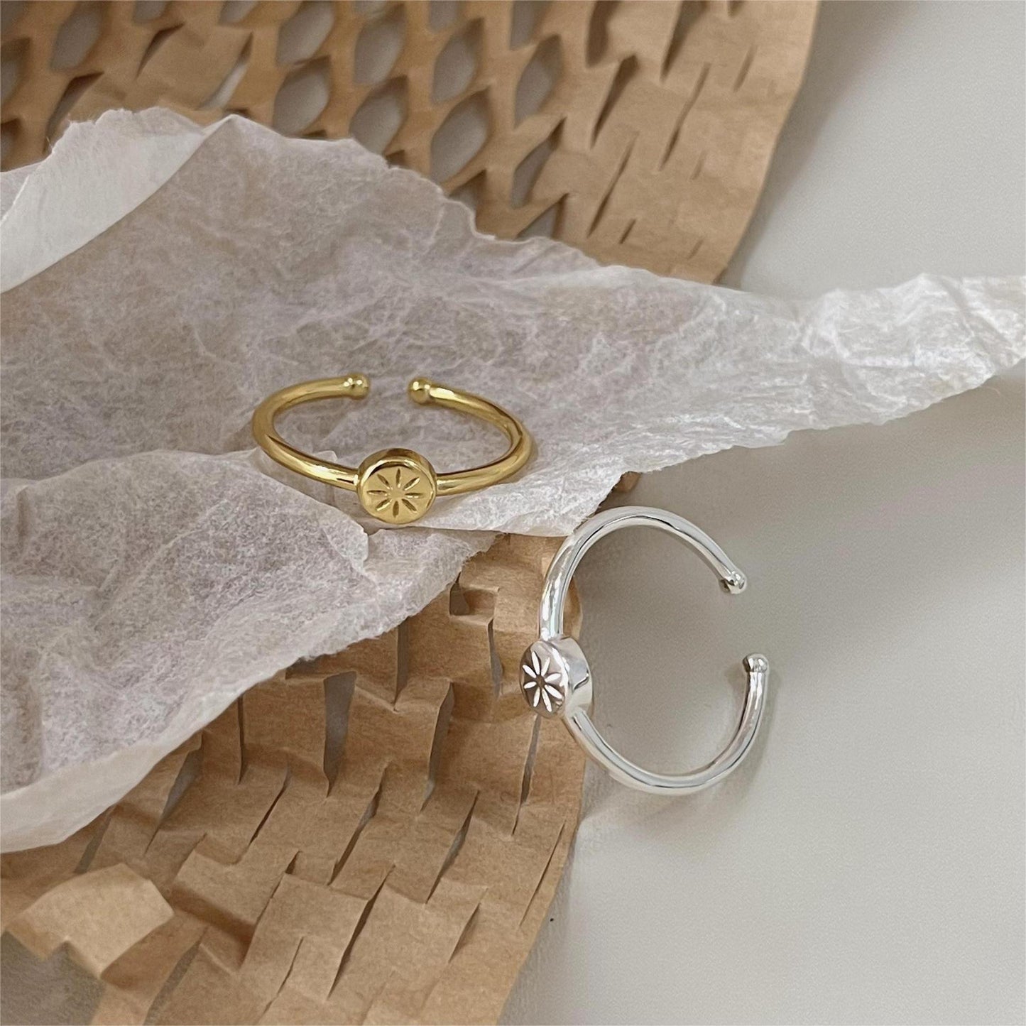 Anillo Minimalista de Plata de Ley 925 con Forma de Estrella de Punta y Detalle de Grano Cuadrado Biselado para Mujer