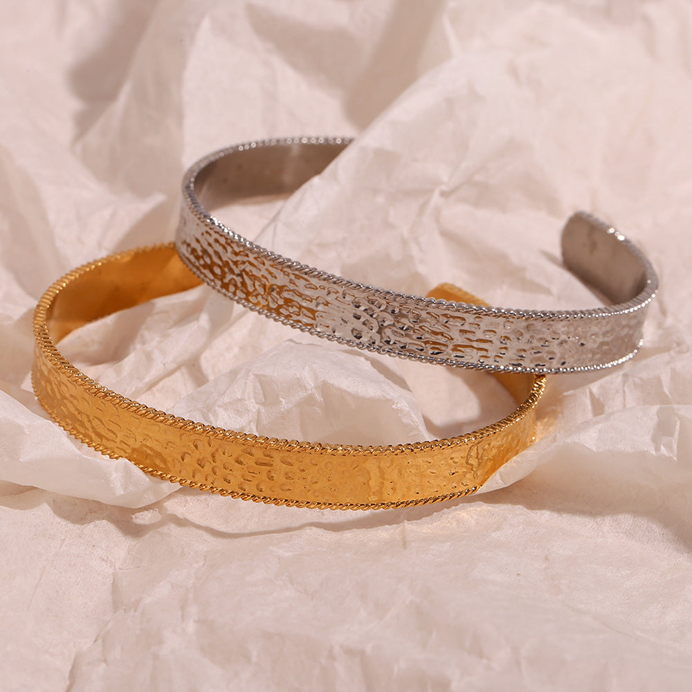 Bracciale Minimalista da Donna in Acciaio Inossidabile con Placcatura in Oro 18K e Textura Martellata