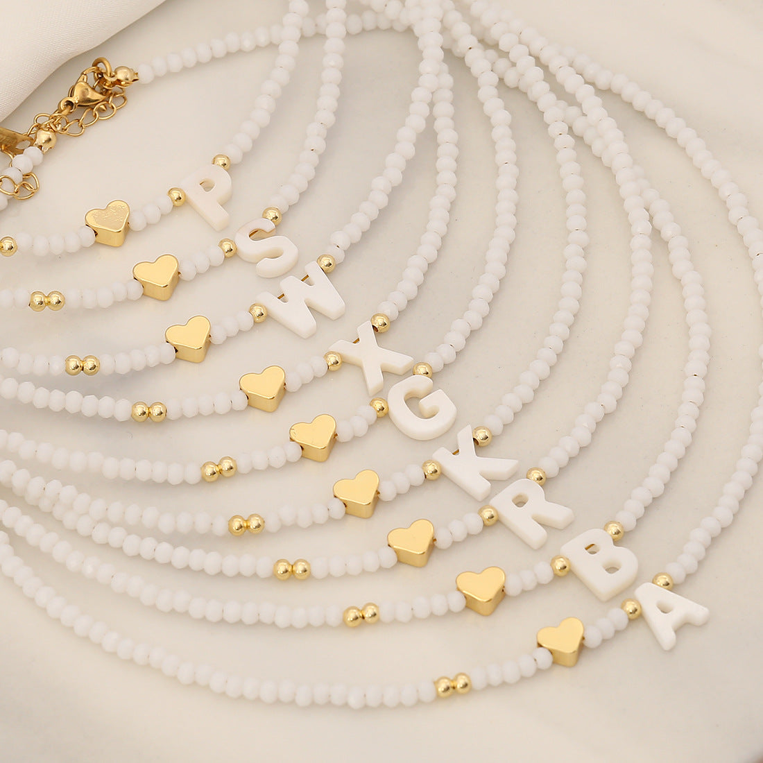 Collana con ciondolo a lettera dal design originale con ciondolo a conchiglia e perline di cristallo da donna