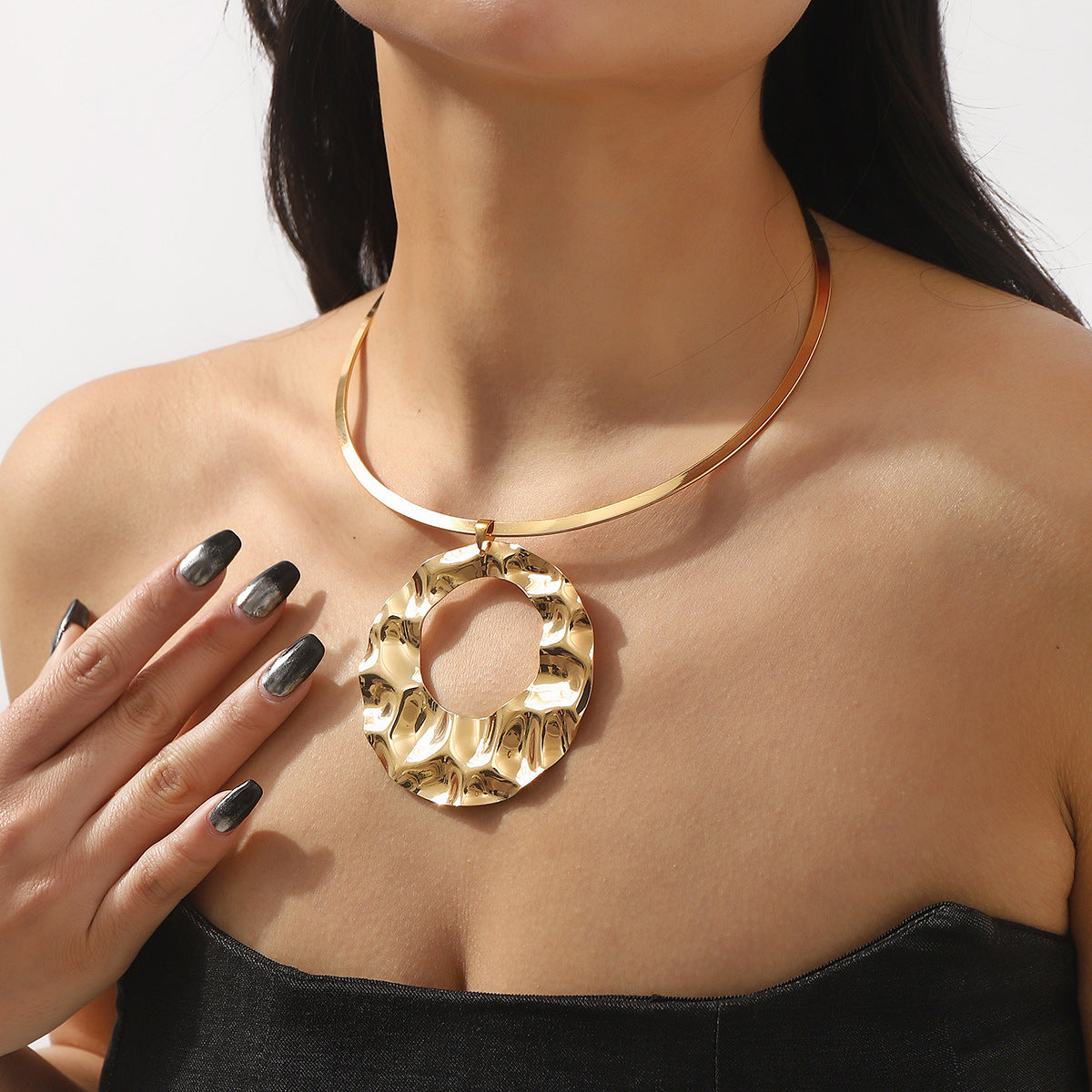 Collar colgante plisado geométrico minimalista para mujer en hierro con estilo retro lujoso