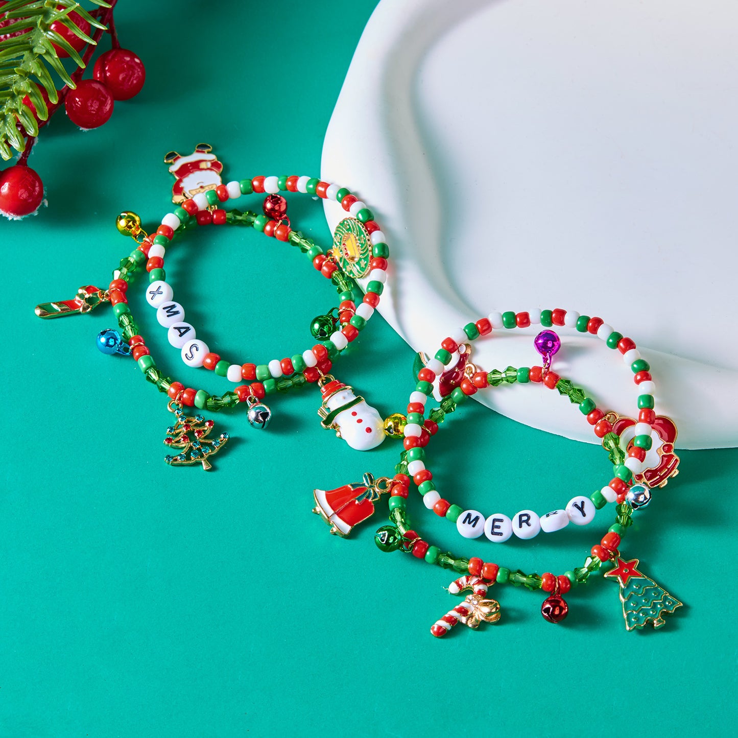 Braccialetto artigianale in stile Ins a tema natalizio da donna con ciondoli in lega di zinco a forma di Babbo Natale, pupazzo di neve, albero di Natale e perline con lettere