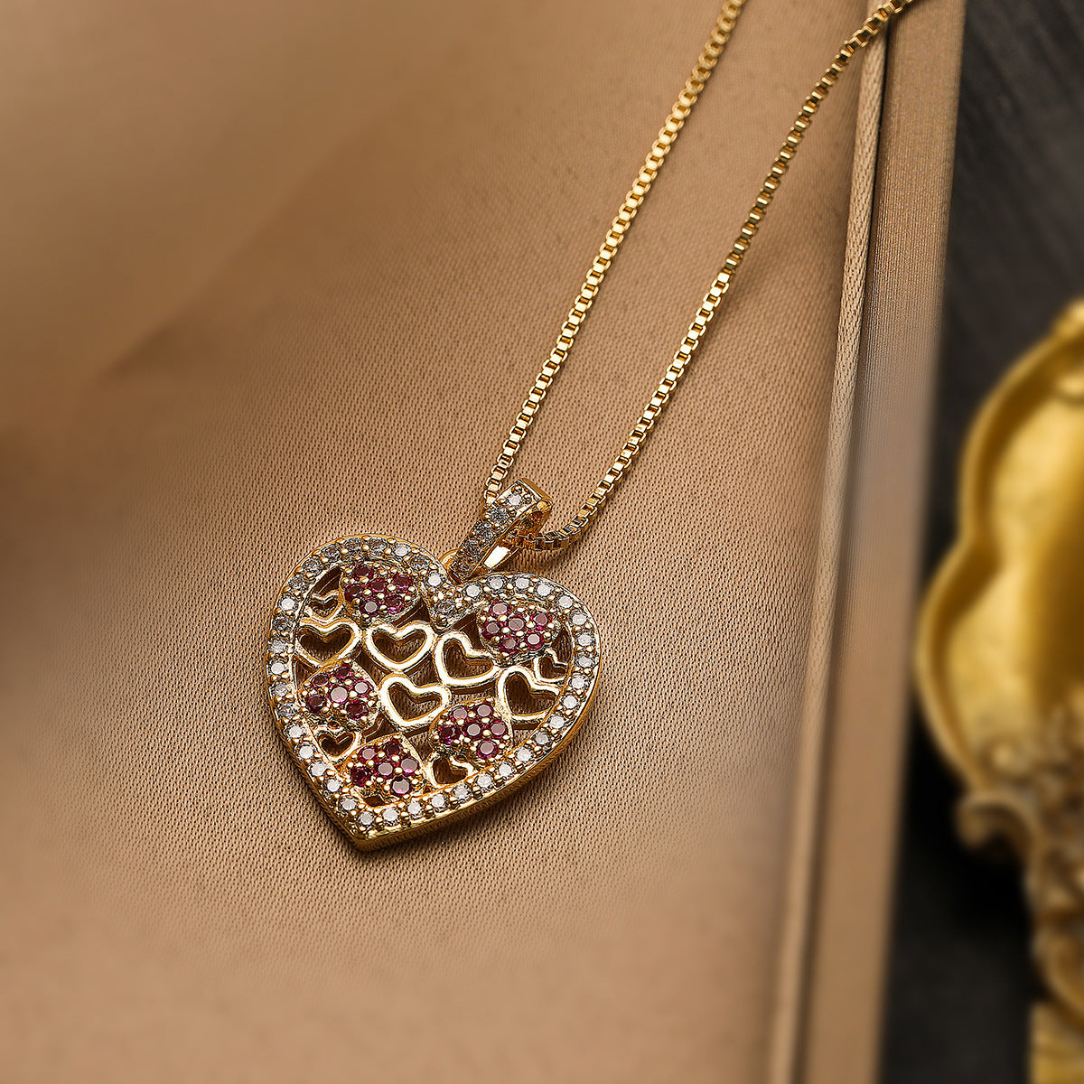 Minimalist Heart-Shaped Copper Pendant Necklace with 18K Gold Plating and Zircon Inlay for Women