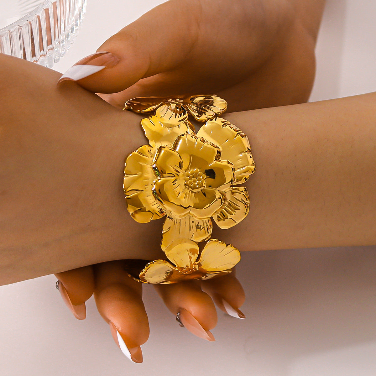Bracciale rigido aperto da donna in acciaio al titanio a forma di fiore con placcatura in oro 18 carati, lucidissimo e scintillante
