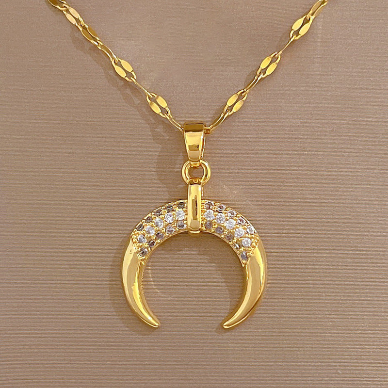 Collana pendente a mezzaluna minimalista da donna in acciaio al titanio con finitura placcata e delicata catena clavicola